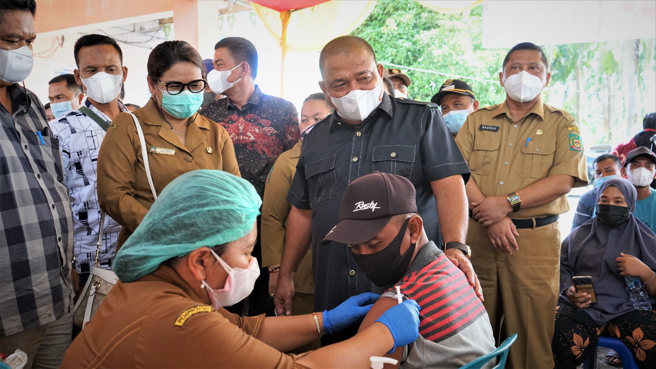 Bupati Langkat Terbit Rencana PA saat meninjau vaksinasi massal di Halaman Kantor Camat Sirapit, Langkat, Senin (1/11/2021). beritasore/ist