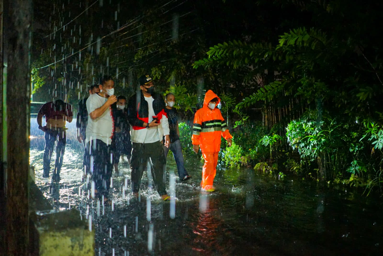 Wali Kota Medan Bobby Nasution saat mengunjungi korban angin puting beliung di Kelurahan Binjai, Kecamatan Medan Denai, Sabtu (30/10) tengah malam lalu.beritasore/ist