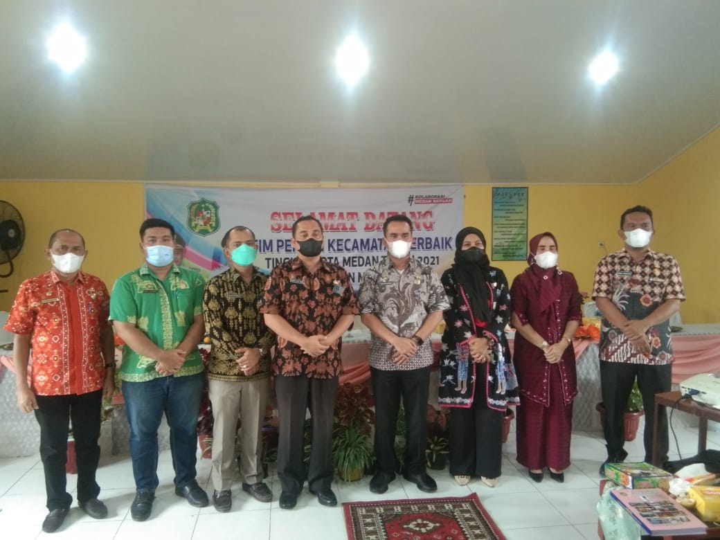 Camat Medan Timur M Odi Anggia Batu Bara Foto bersama Tim penilaian Kecamatan Terbaik Kota Medan Tahun 2021, Diaula Kantor Lurah Pulau Brayan Bengkel Kec. Medan Timur, Kamis (4/11)