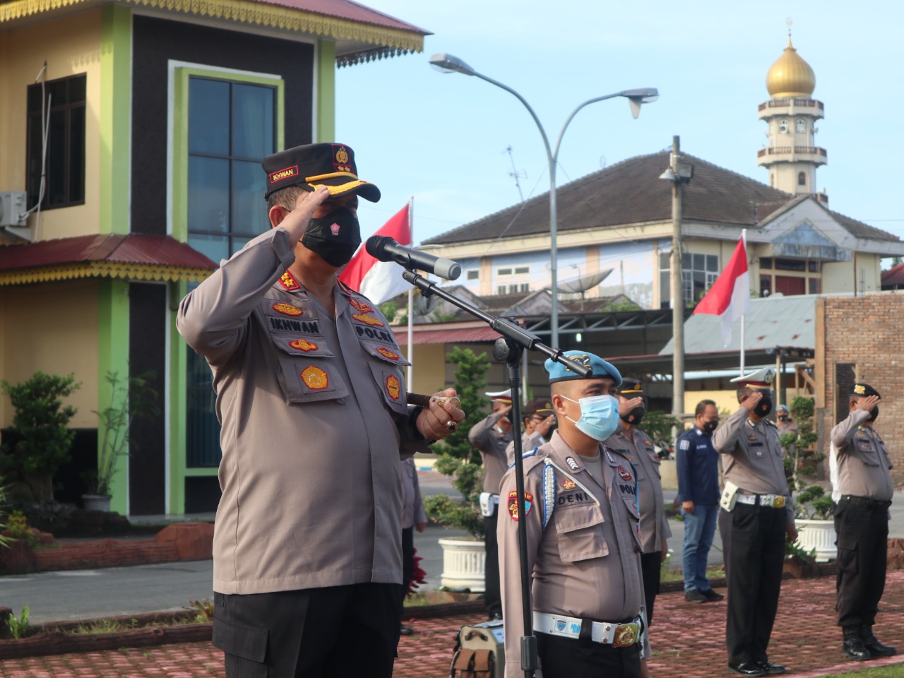 Giat Upacara kenaikan Pangkat Pengabdian TMT 01 November 2021 dipimpin lansung Kapolres AKBP H.Ikhwan Lubis SH,MH dilapangan Apel Polres Batubara, Jum'at (05/11-2021). beritasore/Alirsyah