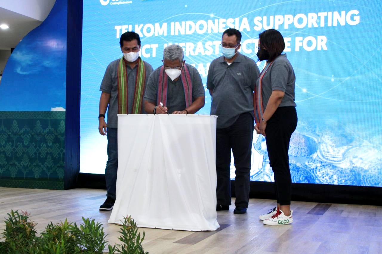 Penandatanganan artefak komitmen kesiapan hasil pembangunan Infrastruktur ICT Mandalika oleh Direktur Network & IT Solution Telkom Herlan Wijanarko (kedua dari kiri) disaksikan Gubernur Nusa Tenggara Barat Zulkieflimansyah (kedua dari kanan), Direktur Pengembangan Bisnis Indonesia Tourism Development Corporation Ema Widiastuti (paling kanan), Executive Vice President Divisi Enterprise Service Telkom Mohammad Salsabil (paling kiri) dalam kegiatan Rehersal Test ICT Infrastructure for Mandalika di Graha Merah Putih Telkom Kota Mataram, Rabu (3/11). beritasore/ist