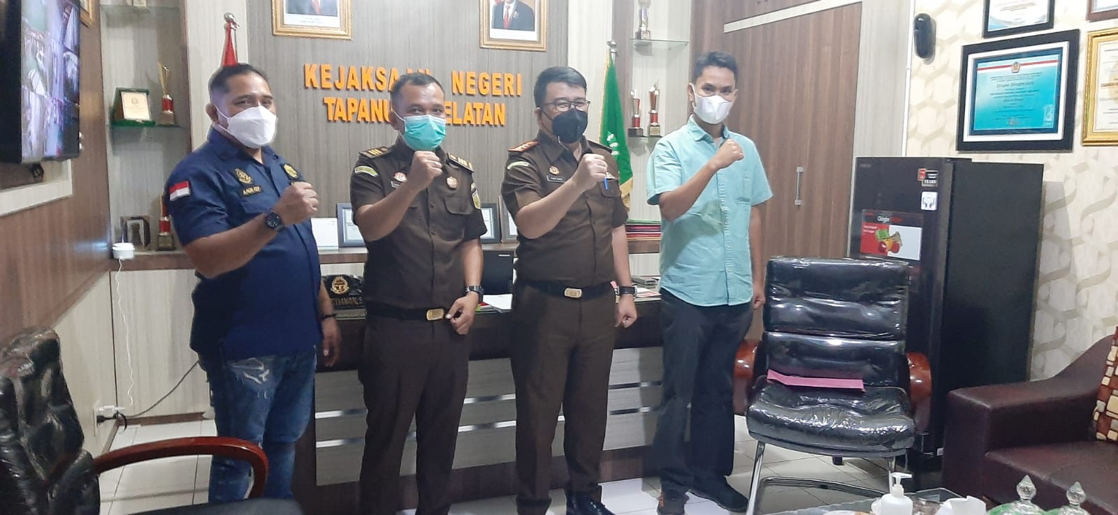 DARI kiri JPU, Amiruddin Harahap SH MH,  Plt Kasi Pidsus Sai Sintong Purba SH MH dan Kajari Tapsel, Antoni Setiawan SH MH (tengah), Kasi Intelijen: Samandohar Munthe SH MH (kanan ) usai memberikan keterangan Pers kepada wartawan di ruangan Kajari Tapsel, belum lama ini.beritasore/ Ahmad Cerem Meha