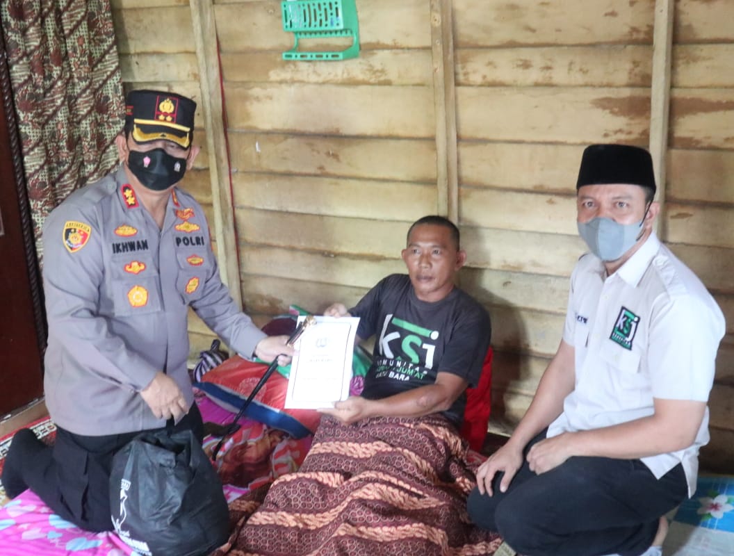 Kapolres Ke-Batubara AKBP H.Ikhwan Lubis SH,MH Dan Dewan Pendiri serta Pembina KSJ mendatanagi kediaman Wartawan Cetak/Online beritasore.co.id lakalantas, Jum'at (05/11/2021).beritasore/Ist