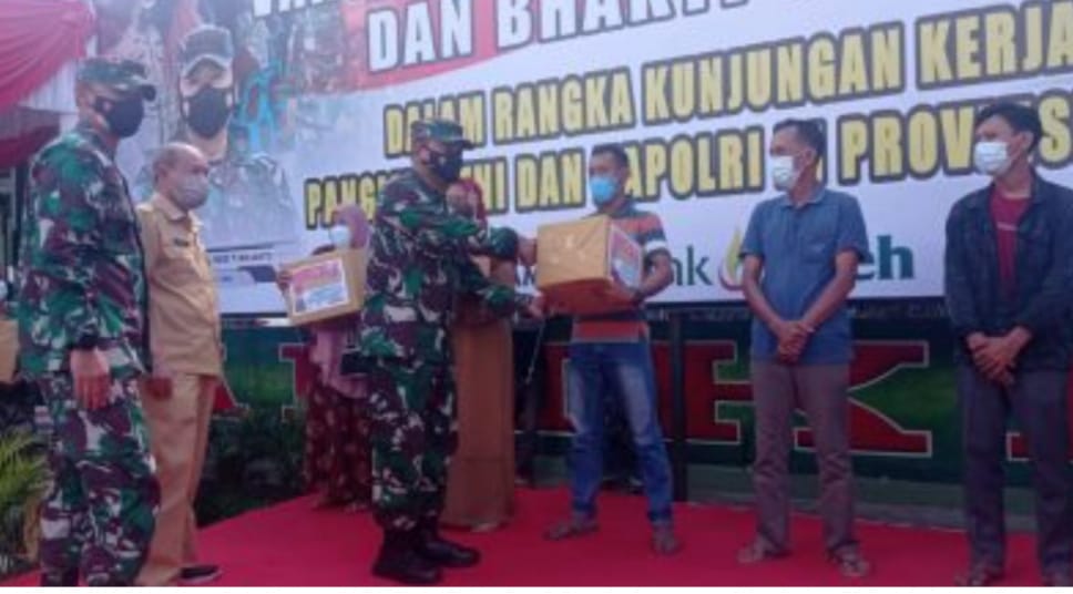 Dandim 0117/ Aceh Tamiang, Letkol Cpn Yusuf Adi Puruhita menyerahkan bantuan sembako untuk warga yang sudah disuntik Vaksin pada kegiatan gebyar vaksinasi Covid-19 yang dilaksanakan Kodim Aceh Tamiang. Beritasore/ist