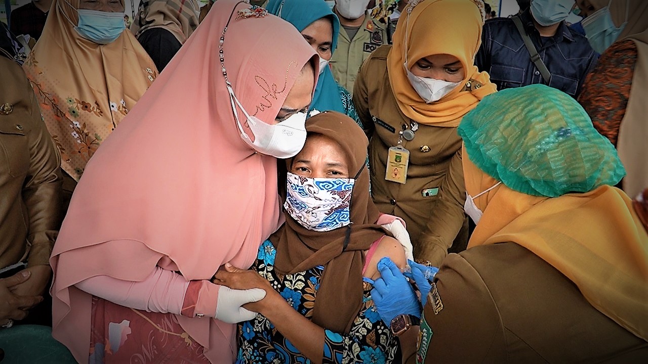 Tiorita saat meninjau vaksinasi massal , di Gedung Olahraga Desa Teluk, Kecamatan Secanggang, Langkat, Selasa, (2/11/2021). beritasore/ist