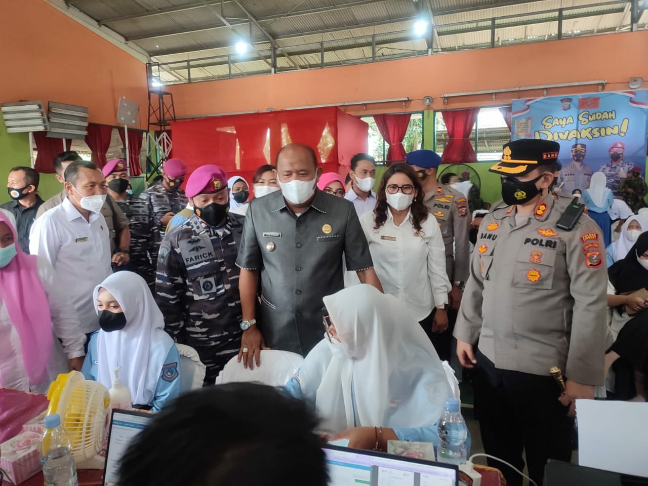 Wakil Bupati H Syah Afandin, SH didampingi Kapolres Langkat saat menghadiri vaksinasi pelajar dari Aula Gedung Olahraga SMA Dharma Patra Komplek Pertamina Pangkalan Brandan, Sei Lepan, Rabu (3/11/2021). beritasore/ist