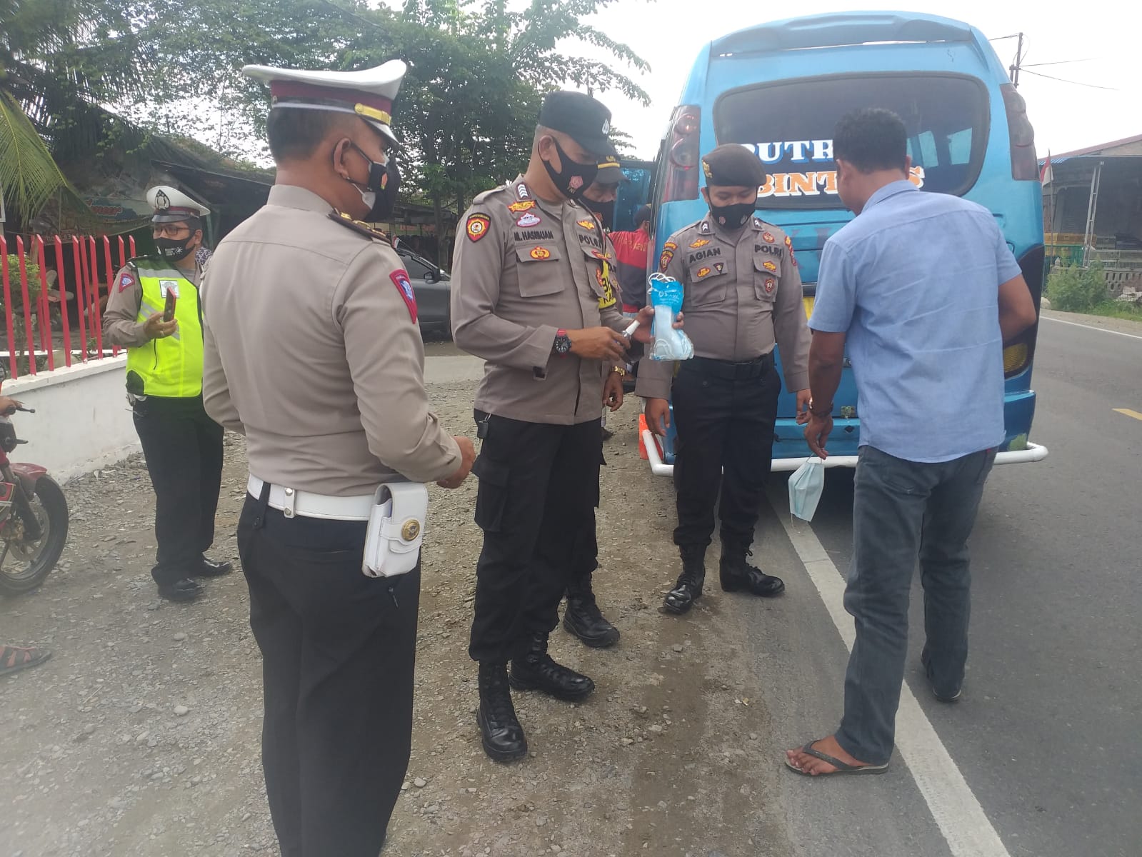Giat Ops Yustisi Gabungan Polres Batubara, 24 orang pelanggan Prokes ditindak fisik di Jalinsum Simpang Empat Limapuluh Kab Batubara Sumatera Utara, Sabtu (6/11/2021).beritasore/Alirsyah
