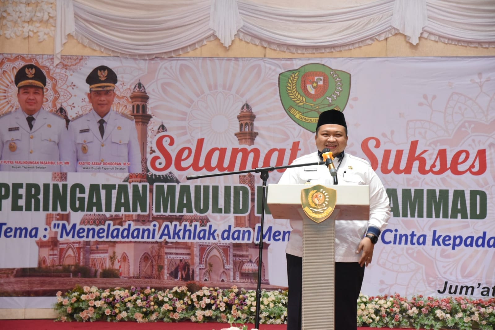 Bupati Tapanuli Selatan (Tapsel), H Dolly Pasaribu, SPt, MM, saat memberikan sambutan pada acara peringatan Maulid Nabi Muhammad SAW 1443 H/2021 M di Gedung Serbaguna Sarasi, Komplek Perkantoran Pemkab Tapsel, Jumat (5/11). beritasore/Birong RT