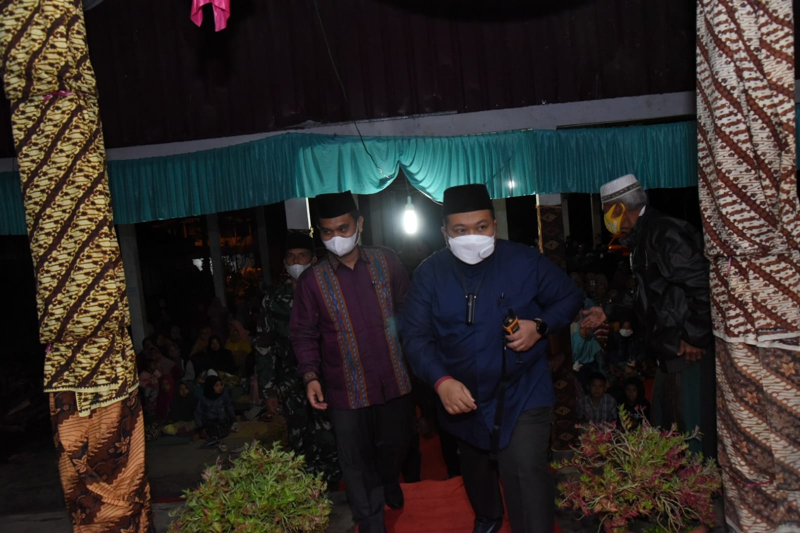 Bupati Tapanuli Selatan (Tapsel), H Dolly Pasaribu, SPt, MM, pada acara Maulid Nabi Muhammad SAW 1443 H DP MUI Tapsel bersama kader Remaja Masjid MUI di Balerong Poken, Desa Huraba, Kecamatan Angkola Timur, Jumat (5/11) malam. beritasore/Birong RT