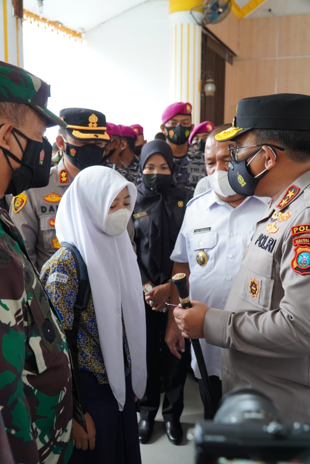 Bupati Langkat Terbit Rencana PA mendampingi Kapoldasu meninjau vaksinasi di Jentera Malay Rumdis Bupati Langkat, Stabat, Kamis (4/11/2021). beritasore/ist