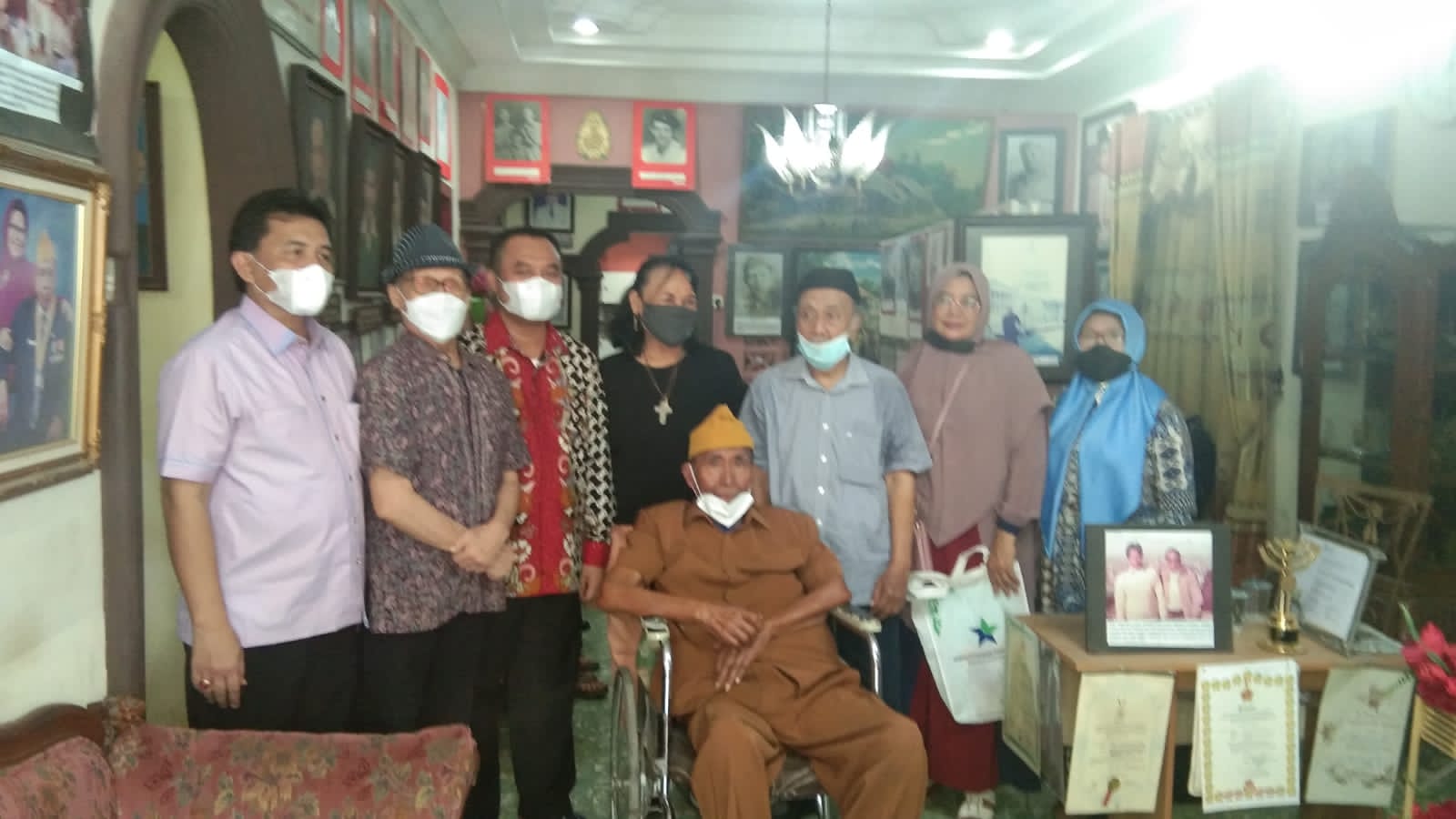 Ketua PWI Sumut H. Farianda Sinik bersama H Muhammad TWH, pemilik Perpustakaan Perjuangan Pers Sabtu (6/11/2021) dalam acara peresmian perpustakaan itu,  di Museum Perjuangan Pers,  Jalan Sei Alas Medan. beritasore/ist