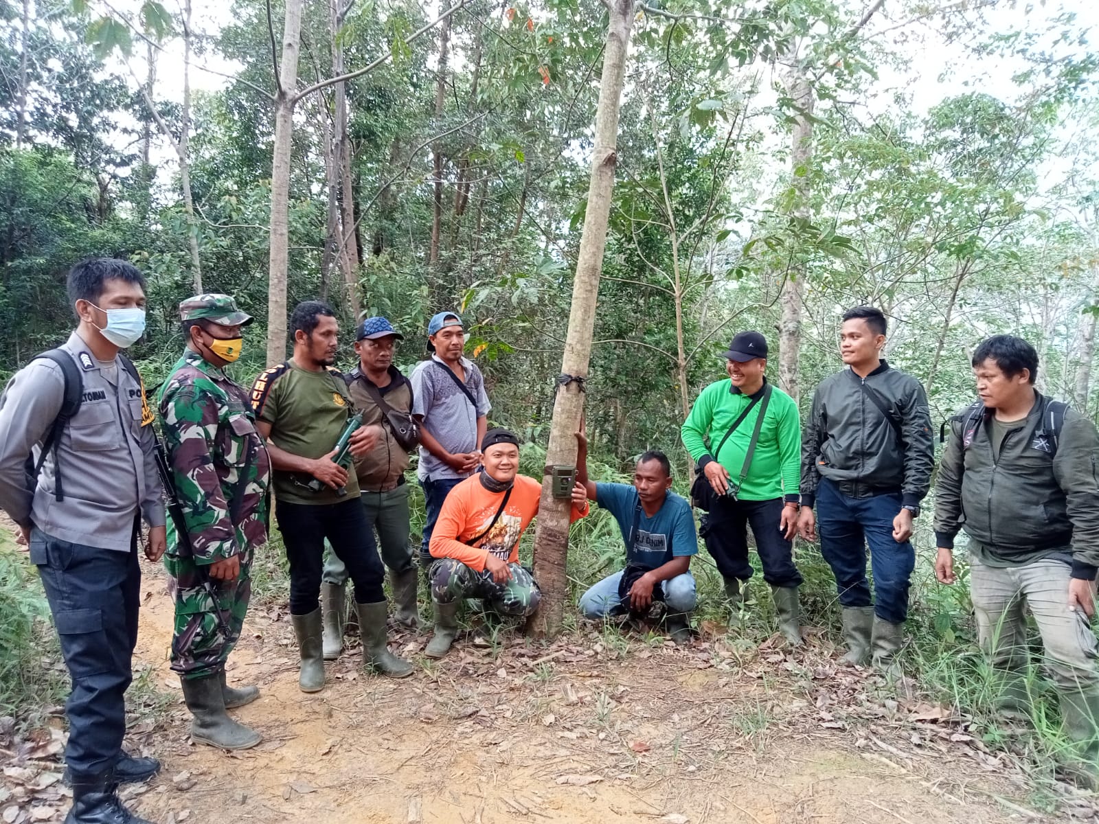 Kepala Seksi Konservasi Wilayah VI BKSDA Sumut, Darmawan, S.Hut., M.Sc, dan tim usai memasang camera trap di jalan yang diduga kerap dilalui Harimau, Minggu (7/11). (beritasore/Muhammad Satio)