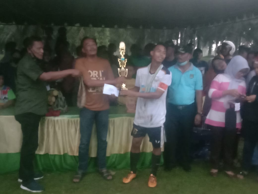 Kasi Pem dan Kades Orika menyerahkan hadiah kepada pemenang. beritasore/Paimin