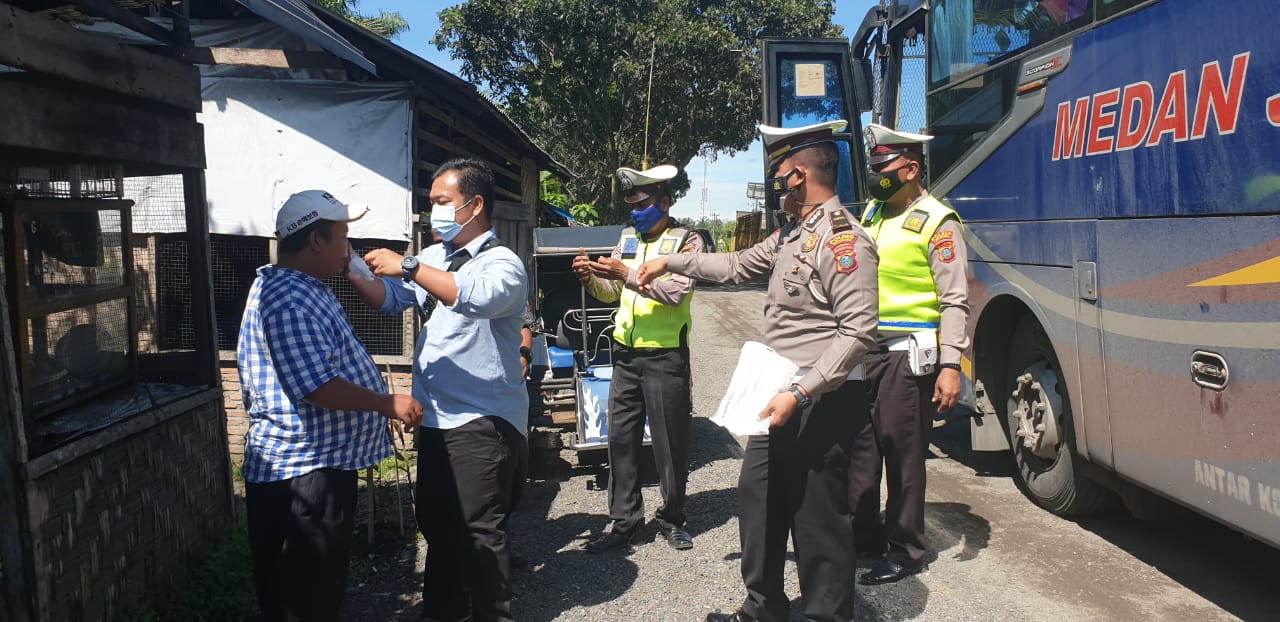 Kanit Regident Sat Lantas Polres Batubara Ipda Elon Sitinjak SH Pimpin Ops Yustisi didampingi Kapolsek Lab.Ruku AKP Ir.J.Sijabat di Jalinsum Sei Bejangkar-Kisaran Kab.Batubara, Senin (8/11/2021).beritasore/Alirsyah