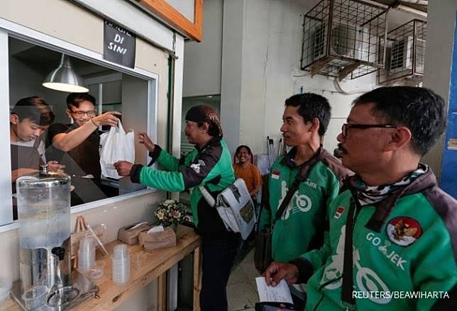 Seorang mitra driver menerima pesanan pelanggan di Jakarta Senin (8/11).beritasore/ist