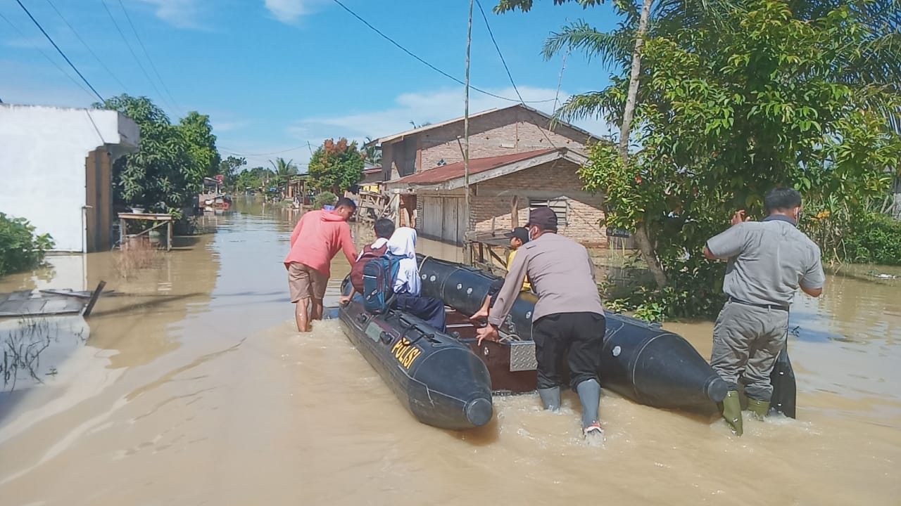 Polsek Sei Rampah ingatkan warga waspadai banjir susulan, siapkan perahu karet di Dusun III Desa Sei rampah,  Selasa (09/11/2021). Beritasore/Azwen