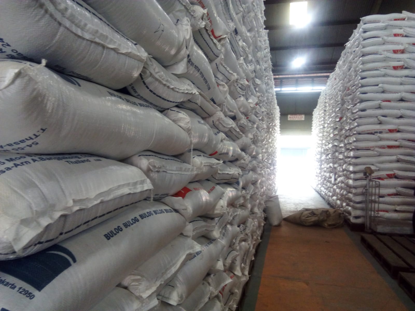 Stok beras di gudang Bulog Jalan Mustafa Medan Selasa (9/11)