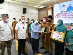 Bupati Batubara Serahkan Hadiah Lomba Desa Terbaik 2021
