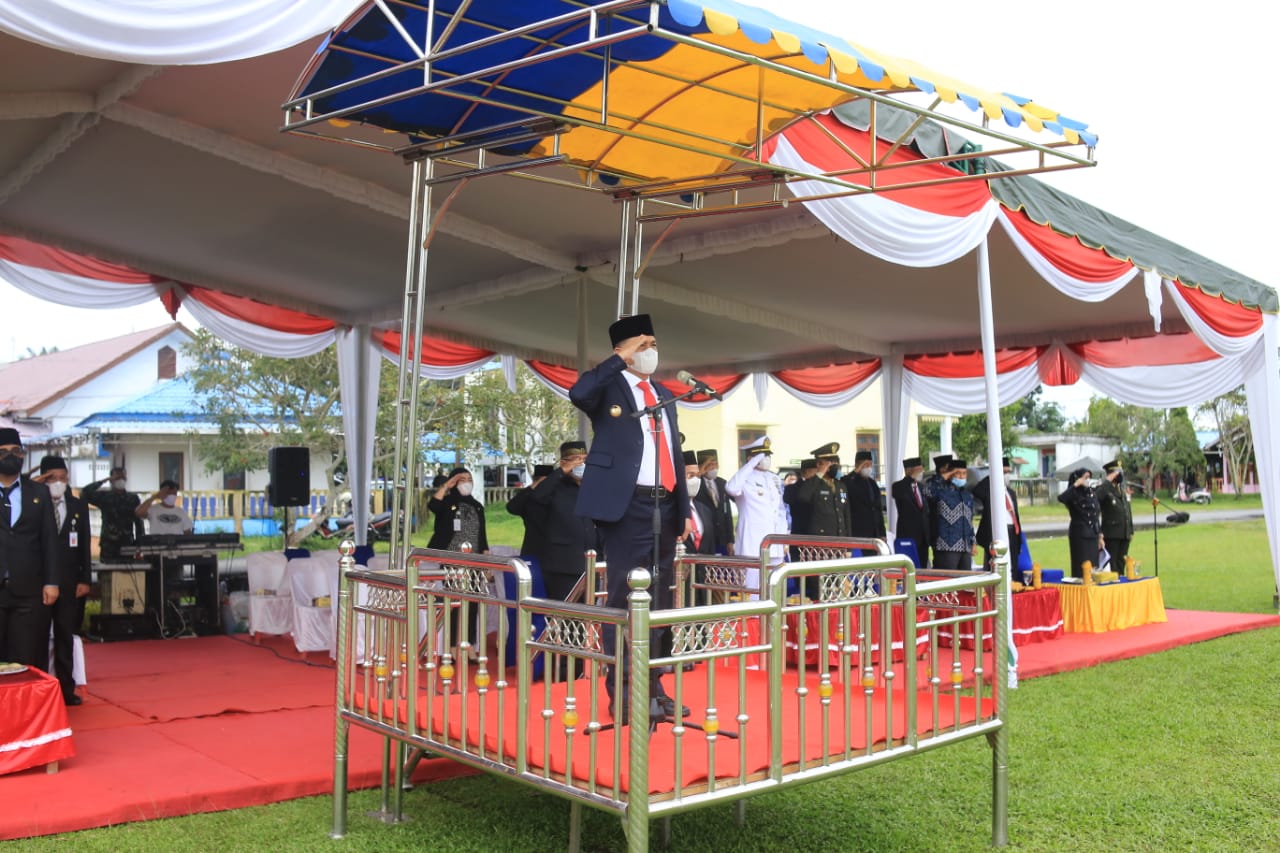 Bupati Batubara Ir.Zahir M.AP Irup Hari Pahlawan 10 Nopember 2021 dilapangan Bola Kaki Kelurahan Limapuluh Kota, Rabu (10/11/2021).beritasore/Alirsyah