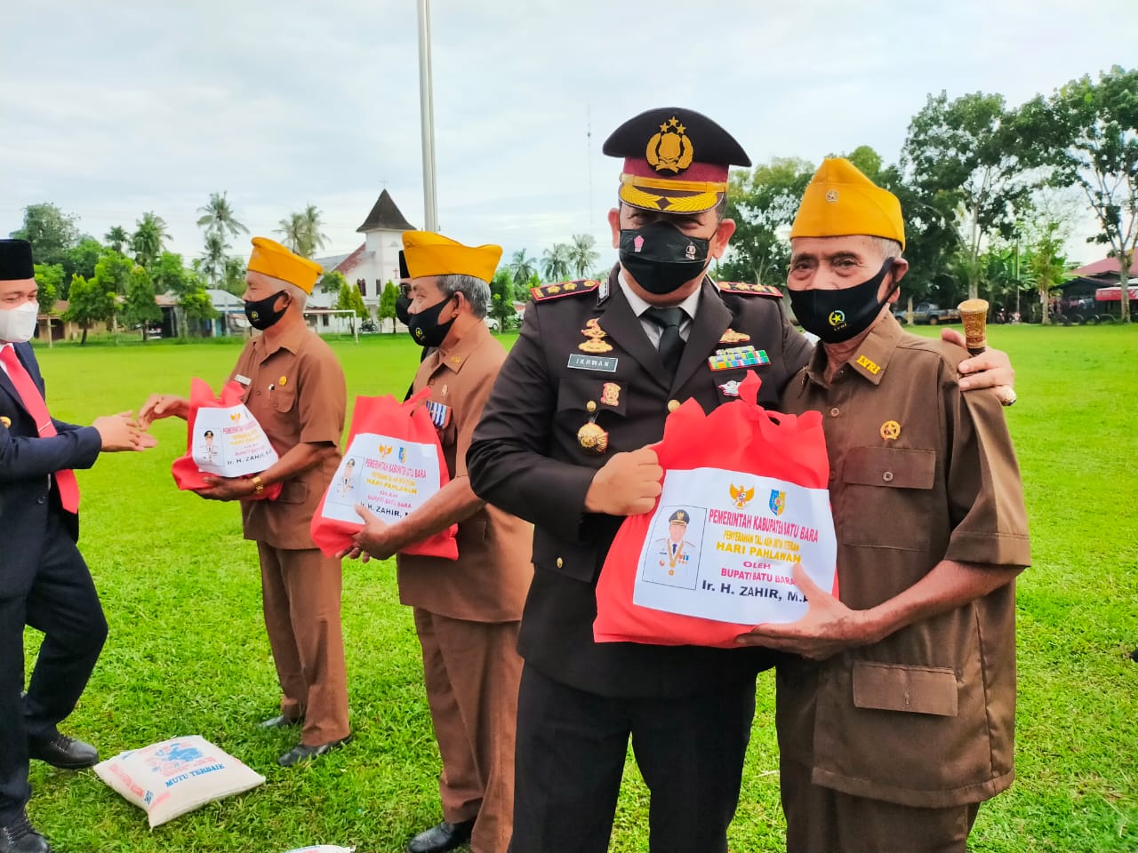 Kapolres Ke-6 Batubara AKBP H.Ikhwan Lubis SH,MH momen HUT Pahlawan 2021 memberiankan bingkisan berupa paket Sembako kepada para Veteran dilapangan bola kaki Kelurahan Limapuluh Kota,Kec.Limapuluh Kab.Batubara Sumatera Utara, Rabu (10/11/2021). beritasore/Alirsyah