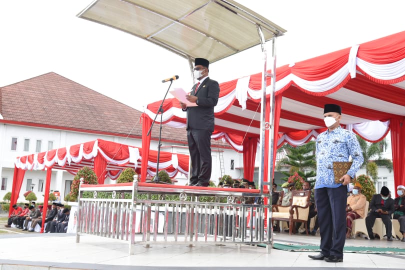 Wakil Bupati (Wabup) Tapanuli Selatan (Tapsel), Rasyid Assaf Dongoran, MSi saat membacakan amanat Menteri Sosial RI, Tri Rismaharani pada peringatan Hari Pahlawan tahun 2021 di lapangan Parade Kantor Bupati Tapsel, jalan Lafran Pane Kec. Sipirok, Rabu (10/11). beritasore/Birong RT