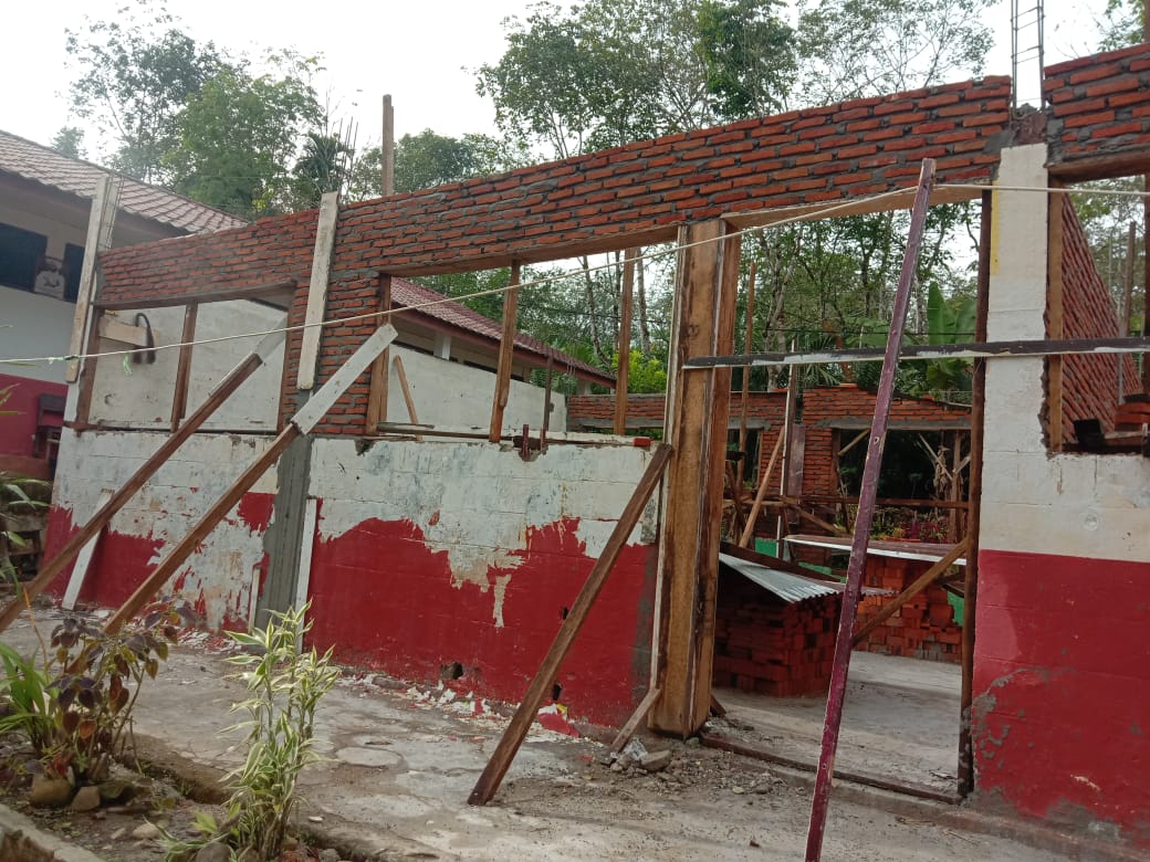RKB Sekolah Dasar (SD)  Negeri 100706 Padanglancat sedang tahap pengerjaan dinilai asal jadi. beritasore/Birong RT