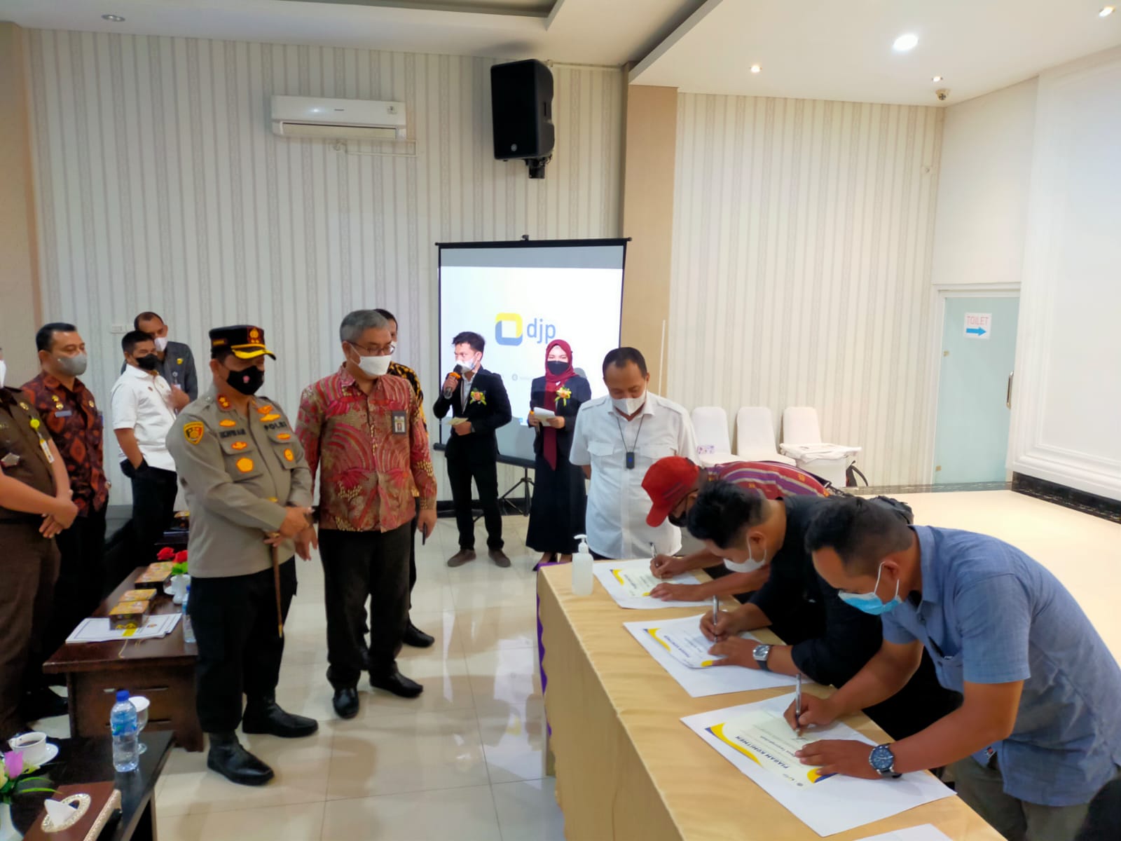 Kapolres Batubara AKBP H.Ikhwan Lubis SH MH hadiri Penandatanganan Piagam Komitmen Wajib Pajak di Singapore City Hotel Kab. Batubara Kec.Sei Balai, Kamis (11/11/2021).beritasore/Alirsyah