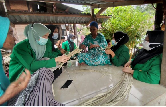 Mahasiswa Malikussaleh KKN Belajar Membuat tikar  bersama Masyarakat desa Aek Bargot, Kecamatan Padang Bolak Julu, Padang Lawas Utara, Kamis (11/11/2021). beritasore/Ikhwan Siregar