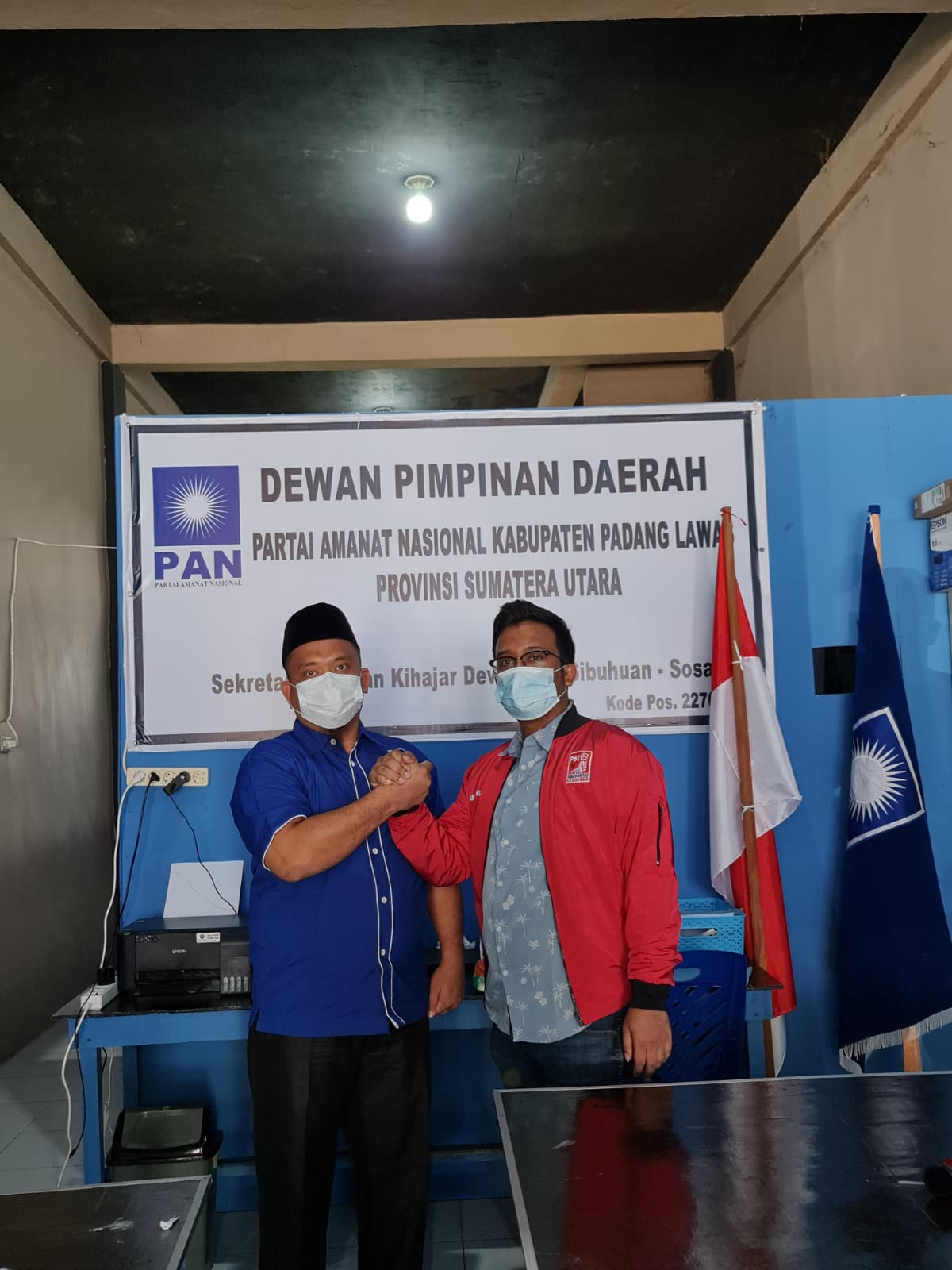 Ketua PSI Palas, Nanda Serinta Muda Hasibuan jalin silaturahim dengan Ketua DPD PAN Palas Sufriady Halomoan Hasibuan. beritasore/Ist