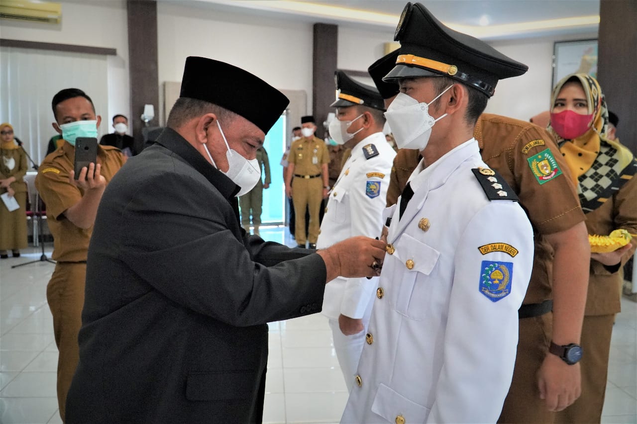 Bupati Langkat Terbit Rencana PA melantik  pejabat eselon III dan IV di lingkungan Pemerintah Kabupaten Langkat di Ruang Pola Kantor Bupati Langkat, Stabat, Senin (8/11/2021).  beritasore/ist