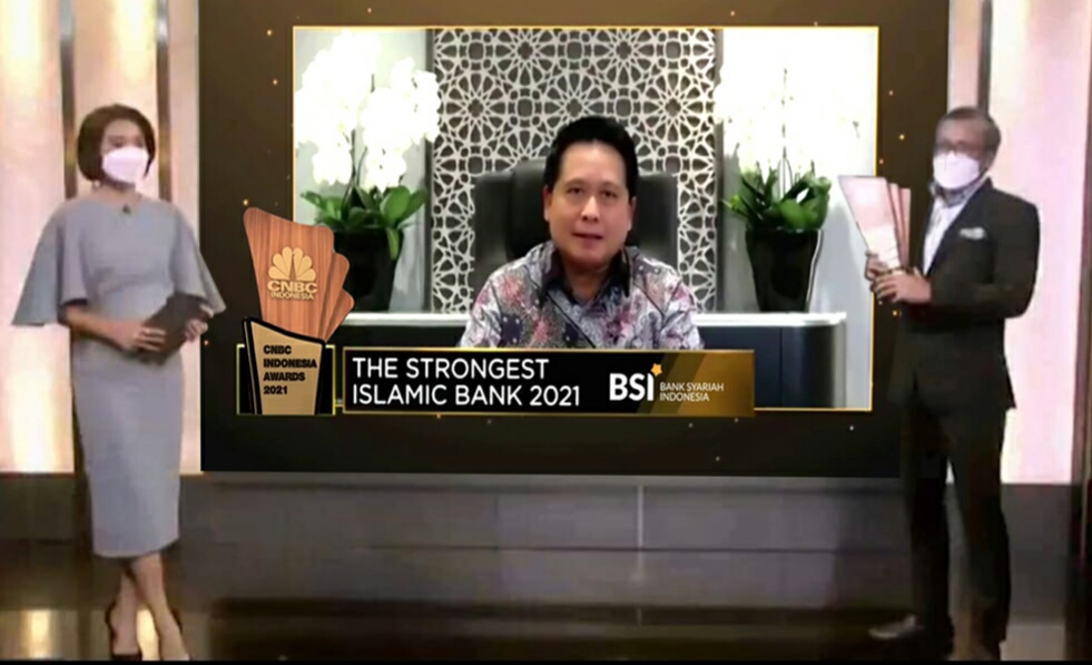 Dirut PT Bank Syariah Indonesia Tbk, Hery Gunardi menerima penghargaan The Strongest Islamic Bank 2021 secara virtual di Jakarta, Kamis (11/11). beritasore/ist