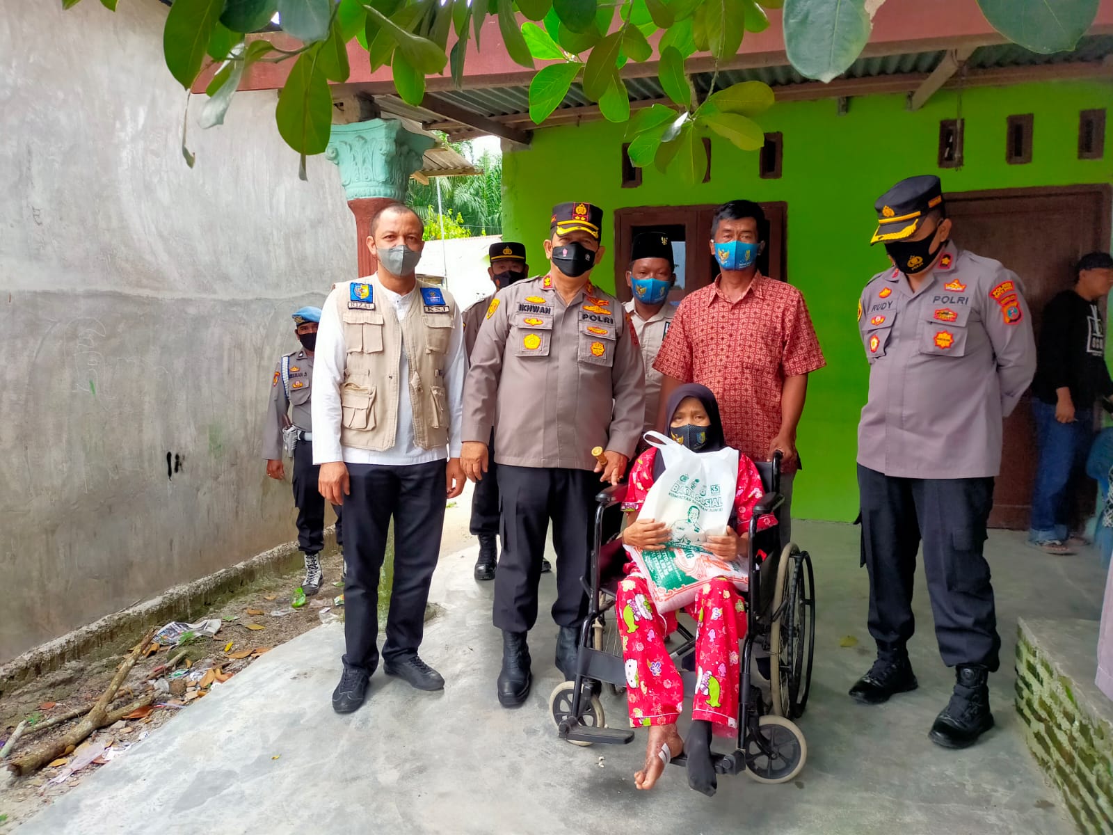 Kapolres bersama KSJ Kab.Batubara serahkan Kursi Roda dan 100 Baksos sembako di Lapangan Futsal Desa Aras Kec.Air Putih Kab.Batubara Sumatera Utara, Jum'at (12/11/2021).beritasore/Alirsyah