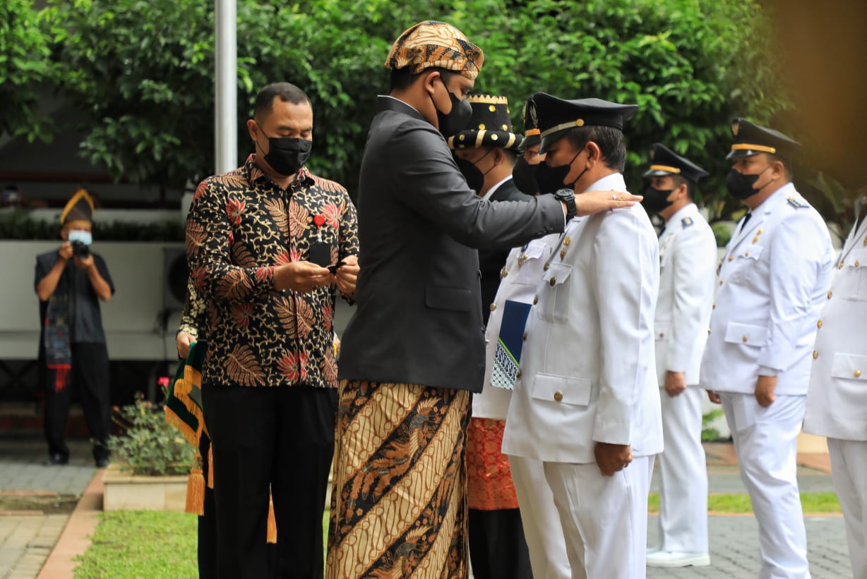Wali Kota Medan Bobby Nasution melantik Pejabat Eselon III dan IV di lingkungan Pemko Medan, Jumat (12/11). Beritasore/ist
