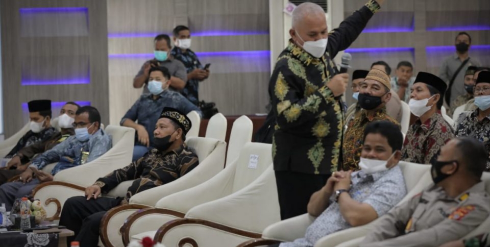 Sekda Aceh, dr. Taqwallah, M. Kes didampingi, Kadinkes Aceh dr.Hanif, Plt Kadis DPMG Aceh Dr. Zulkifli, Kepala Biro Tapem, Setda Aceh, Drs.Syakir, M.Si dan Wakil Walikota Banda Aceh Zainal Arifin, beserta unsur Forkopimda Kota Banda Aceh lainnya, memberikan arahan terkait Percepatan Vaksinasi Sekaligus Evaluasi Dana Desa di Hadapan para Camat, Keuchik dan Kepala Puskesmas se-Kota Banda Aceh, di Aula Kantor Walikota Banda Aceh. Beritasore/ist