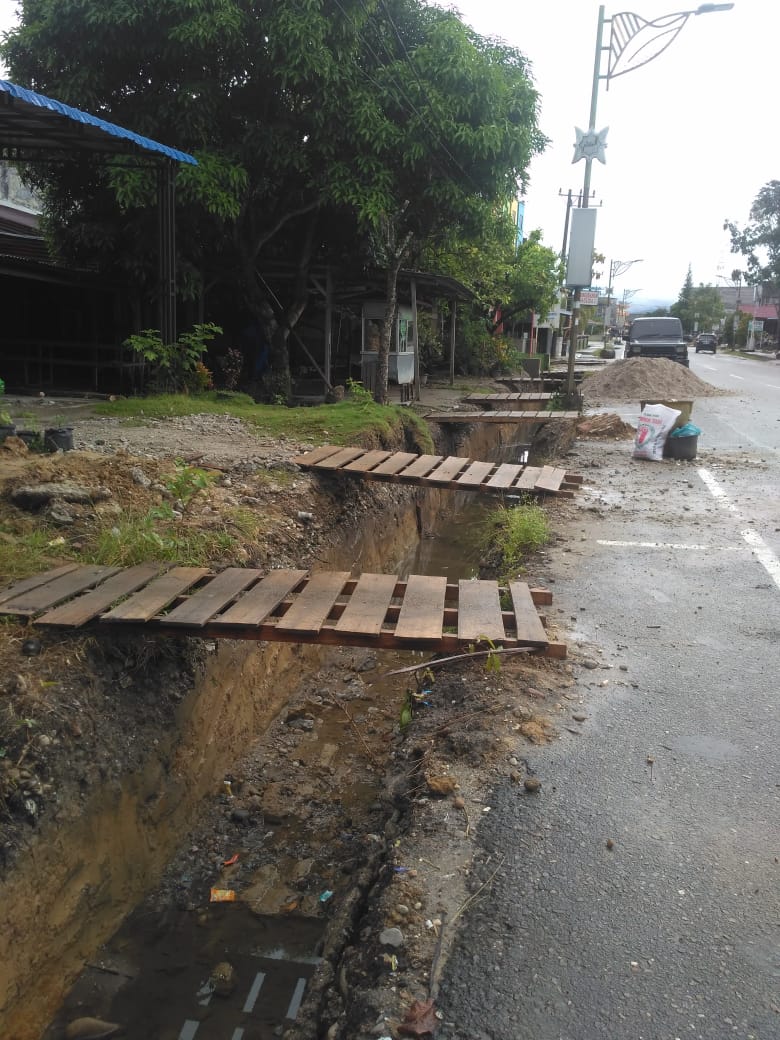 Pembangunan Drainase di jalan Malikussaleh Kecamatan Simpang kiri kota Subulussalam yang dikerjakan menggunakan alokasi dana Otsus Aceh Tahun 2021 sebesar 1 Milyar lebih duga terjadi pemborosan anggaran, pasalnya tahun lalu juga sudah dilaksanakan pengerjaan nya.beritasore/M.Zaelani Sidik