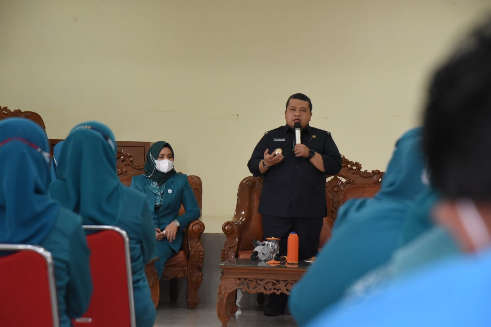 Bupati Tapanuli Selatan (Tapsel), H Dolly Pasaribu, SPt, MM, saat menghadiri pelantikan Ketua TP PKK Kecamatan Batang Angkola dan Sayur Matinggi di Aula Rumah Dinas Bupati Tapsel, Jumat (12/11). beritasore/Birong RT