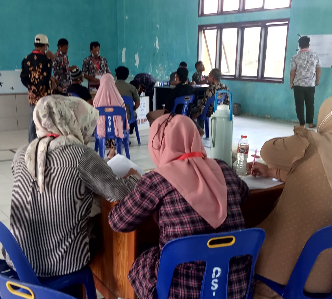 Suasana perhitungan suara di TPS 03 di gedung serbaguna Pulau Sarok.beritasore/M.Zaelani Sidik