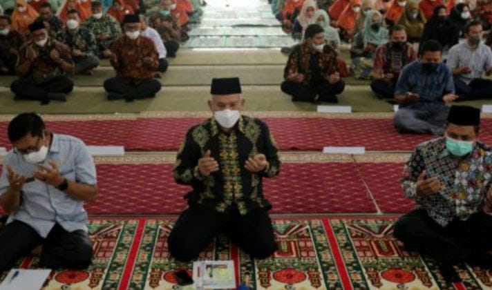 Sekda Aceh,Taqwallah, didampingi Kadinkes Aceh, dr.Hanif, Kadisdik Aceh, Drs.Alhudri, MM, Kepala SMAN 2 Banda Aceh, Drs Muktar serta sejumlah para kepala sekolah dan Guru di Banda Aceh, mengikuti zikir dan doa bersama yang diikuti oleh seluruh ASN Pemerintah Aceh secara virtual, di SMAN 2 Banda Aceh. Beritasore/ist