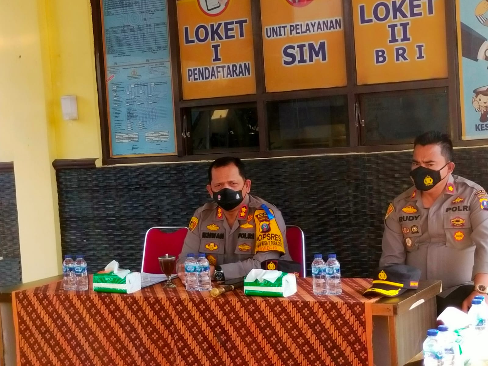 Kapolres Batubara AKBP H.Ikhwan Lubis SH,SH dan PJU Zoom Meeting bersama Kapoldasu di Mako Polres Pelayanan SIM Polres Batubara, Selasa (16/11-2021).beritasore/alirsyah