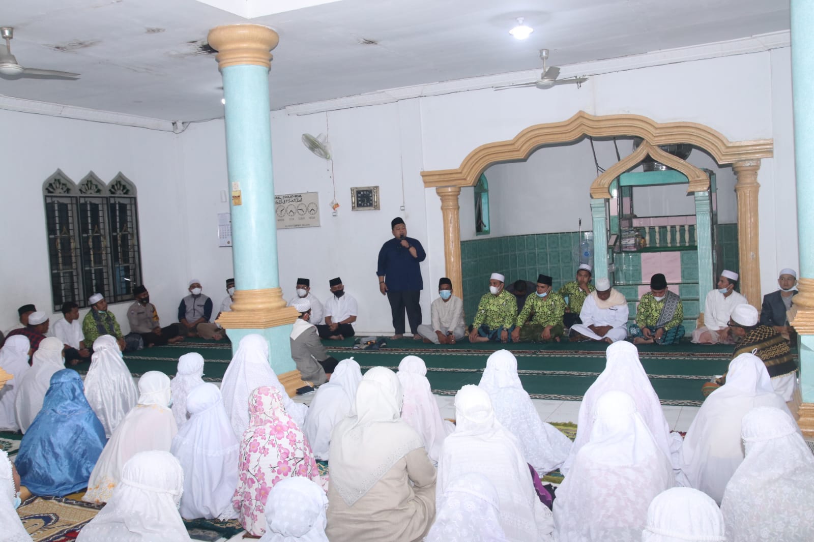 Bupati Tapanuli Selatan (Tapsel), H Dolly Pasaribu, SPt, MM, saat melaksanakan gerakan salat subuh berjamaah (GSSB) di Masjid Al Muttaqin, Desa Silaiya, Kecamatan Sayur Matinggi, Minggu (14/11). beritasore/Birong RT