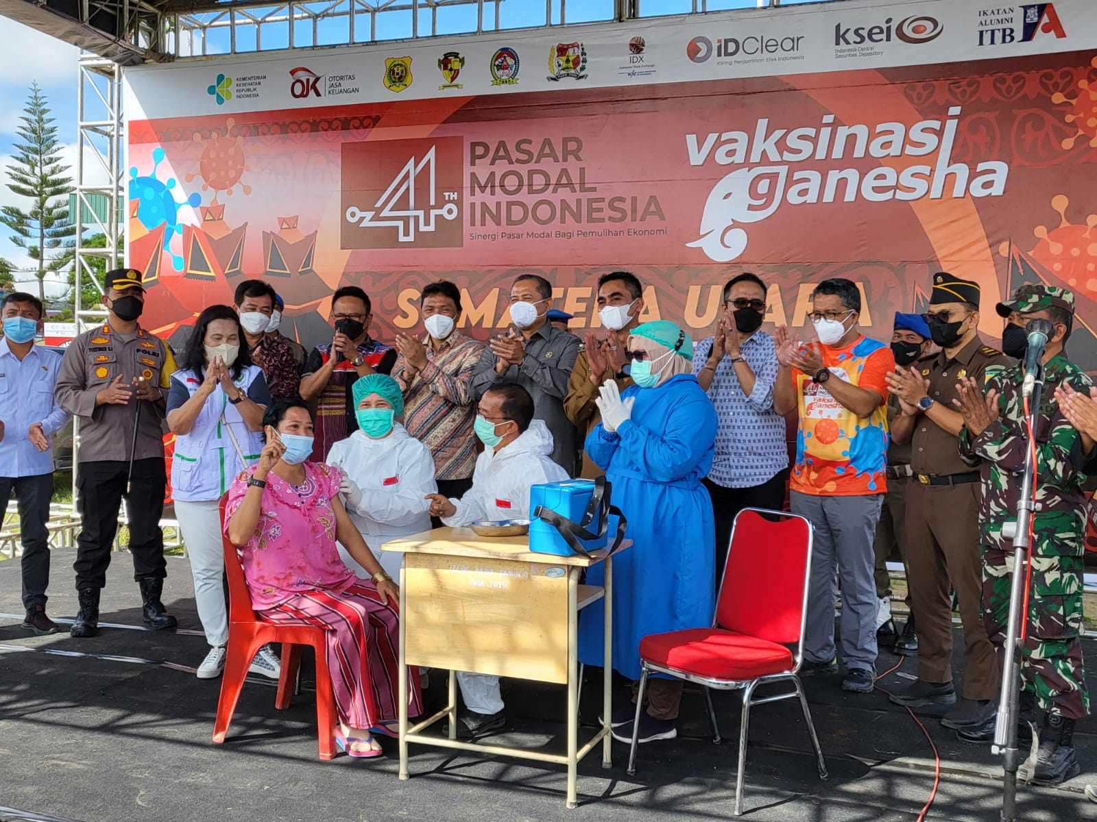 Staf Ahli Gubernur Agus Tri Priono mewakili Gubsu, Kepala OJK Regional 5 Sumbagut Yusup Ansori, Direktur KSEI merangkap Ketua Panitia HUT ke-44 pasar modal Indonesia Syafruddin, Kepala Kantor Perwakilan BEI Sumatera Utara Pintor Nasution, Wakil Bupati Karo Theopilus Ginting, Wakil Bupati Toba, Tonny M. Simajuntak, Kepala Dinas Kesehatan Kabupaten Karo drg. Irna Safrina Br Milala, dan Ketua Umum IA-ITB Gembong Primadjaja menyaksikan vaksinasi di Stadion Samura, Kabanjahe, Kabupaten Karo, Sumatra Utara, Selasa (16/11). beritasore/ist