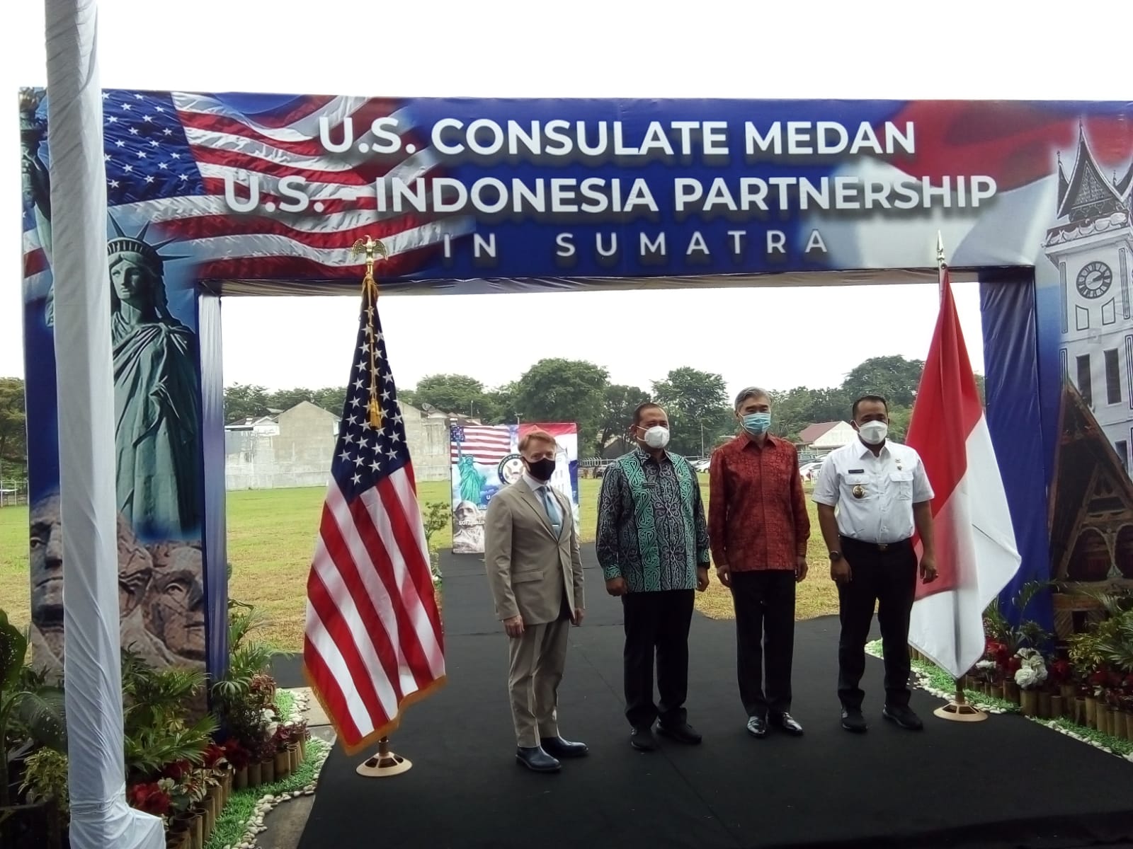 Dari kiri ke kanan: Konjen AS untuk Sumatera Gordon Church, staf ahli Gubsu H Agus Tripriyono, Dubes AS untuk Indonesia Sung Y Kim dan Wakil Walikota Medan Aulia Rachman pada acara soft launching pembangunan gedung baru Konsulat Jenderal AS di Jalan Mongonsidi Medan, Rabu (17/11). beritasore/laswie wakid