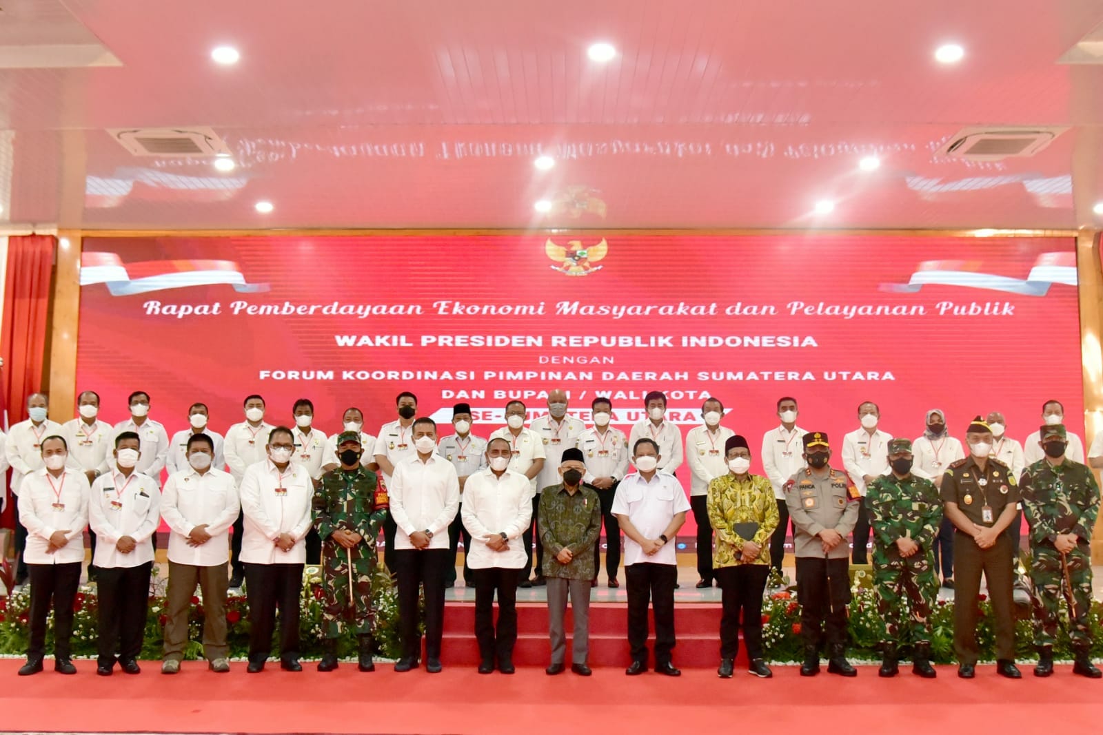 Wakil Presiden (Wapres) RI K.H. Ma'ruf Amin diabadikan bersama Gubsu dan Kepala Daerah se Sumut di Aula Rumdis Gubsu,  Rabu(17/11). beritasore/ist