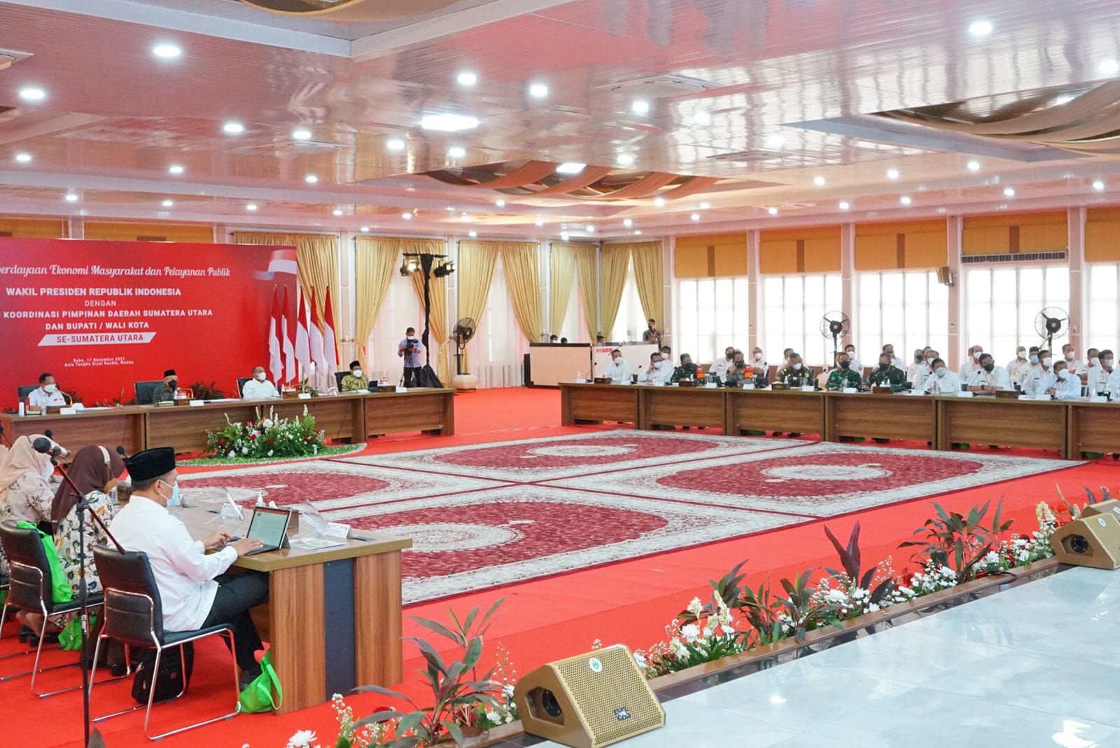 Wali Kota Medan Bobby Nasution mengikuti rapat Pemberdayaan Ekonomi Masyarakat dan Pelayanan Publik bersama dengan Wakil Presiden (Wapres) Republik Indonesia Ma’ruf Amin di Aula Tengku Rizal Nurdin, Rumah Dinas Gubernur, Jalan Sudirman, Medan, Rabu (17/11). Beritasore/Ist
