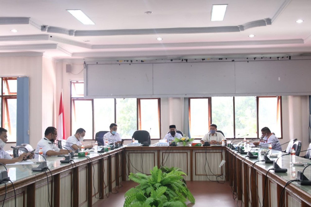 Wakil Bupati H.Said Sani dan pihak Polres Gayo Lues, pihak Kejaksaan Gayo Lues, Koordinator Fungsi IPDS BPS Provinsi Aceh, Kepala Bappeda, Kadis Kominfo, Kadis Dukcapil, Kadis Kesehatan, Kadis Pertanian. Kadis Mobilitas Penduduk dan Tenaga Kerja, Kadis Pendidikan dan kepala Cabang Dinas Pendidikan, Perwakilan Perguruan Tinggi.di ruang off room sekdakab , Rabu (17/11).beritasore/Muhammad Iqbal