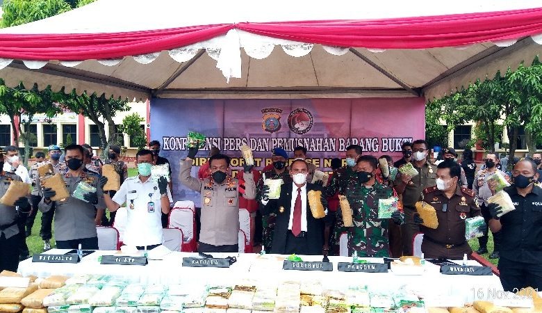 Kapolda Sumatera Utara, Irjen Pol RZ Panca Putra Simanjuntak bersama Gubernur Sumatera Utara, Edi Rahmayadi sekaligus ketua P4GN Provinsi Sumatera Utara, Kepala BNN, Pangdam l BB yang diwakilkan, Wakajati, PJU Pemprov Sumut, PJU Pangdam l/BB saat pemusnahan barang bukti Narkoba. Beritasore/ist