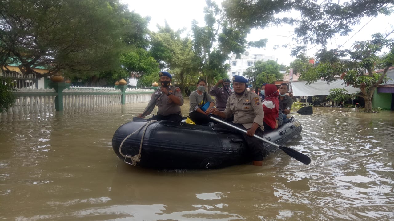 Tim Polri, TNI, Tagana, BNPB dan lain terus melakukan pertolongan dan mwngevakuasi korban banjir.