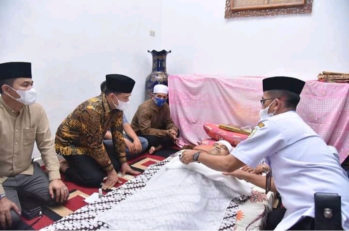 Bupati Batubara Ir.Zahir M.AP mengenakan baju batik melayat ke rumah duka Almarhum M.Ali Hatta anggota DPRD Batubara, Kamis (18/11/2021).beritasore/Alirsyah
