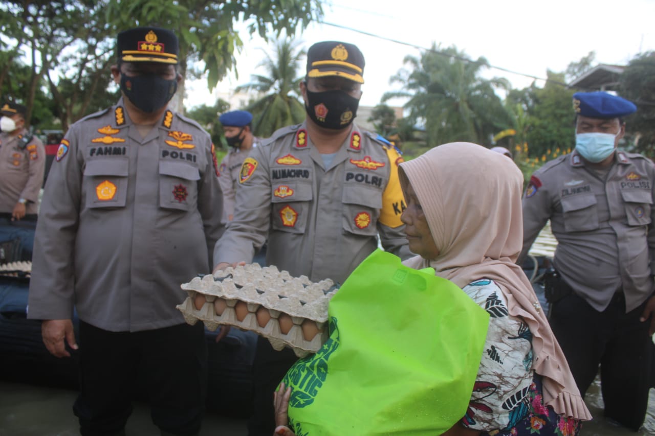 Irwasda Polda Aumut Kombes Pol Drs Armia Fahmi,  SH, MH di dampingi Kapolres Serdang Bedagai AKBP Dt Ali Muchfud,  SIK,  MIK menyerahkan bantuan korbam banjir di bantaran Sungai Rampah,  Rabu (17/11/2021. Beritasore/Azwen