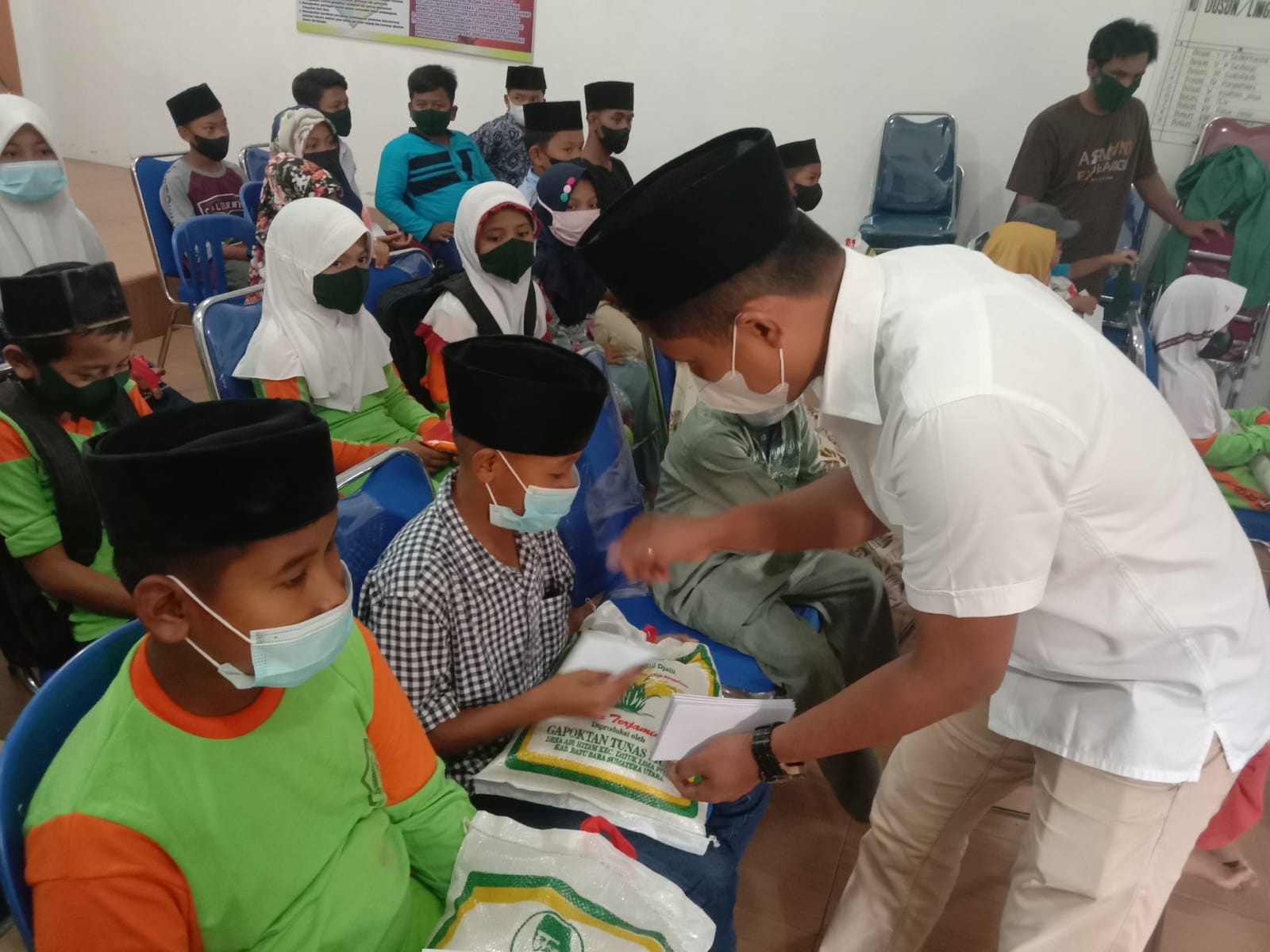 Para anak Yatim/piatu mendo'akan Bupati Batubara Ir. Zahir M.AP dan OK Faizal Djalil SE Ketua Kadin Batubara,  berbagi sehat selalu di Desa Binjai Baru Kecamatan Datuk Tanah Datar Kab. Batubara Sumatra Utara, Kamis (18/11/2021).beritasore/Alirsyah